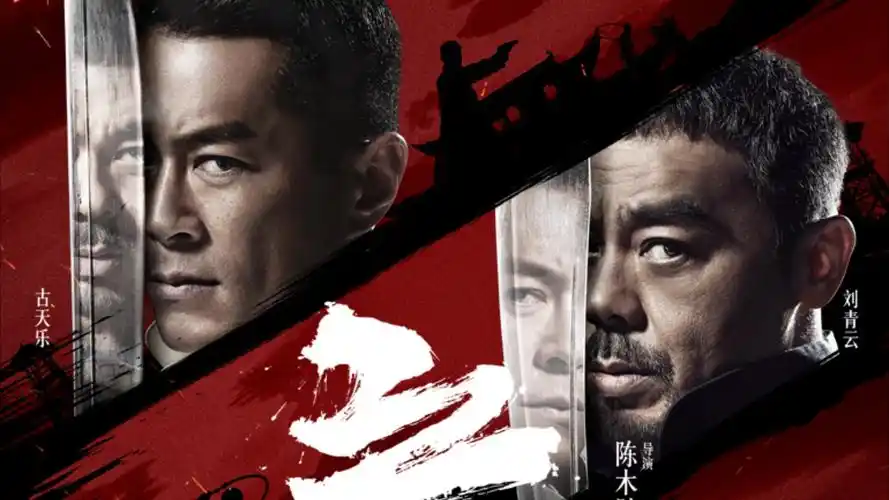 手稿整理台全景，档案袋按四色分区摊开摆放